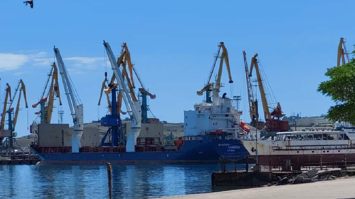 У порту окупованої Феодосії помічено сирійське суховантажне судно при навантаженні зерном